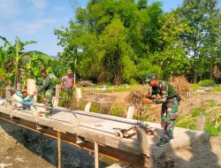 Koramil 20/Cawas Bersama Warga Bangun Pembatas Jalan Jembatan Garuda Di Desa Burikan