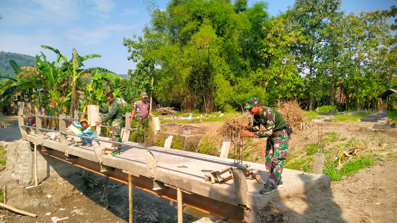 Koramil 20/Cawas Bersama Warga Bangun Pembatas Jalan Jembatan Garuda Di Desa Burikan