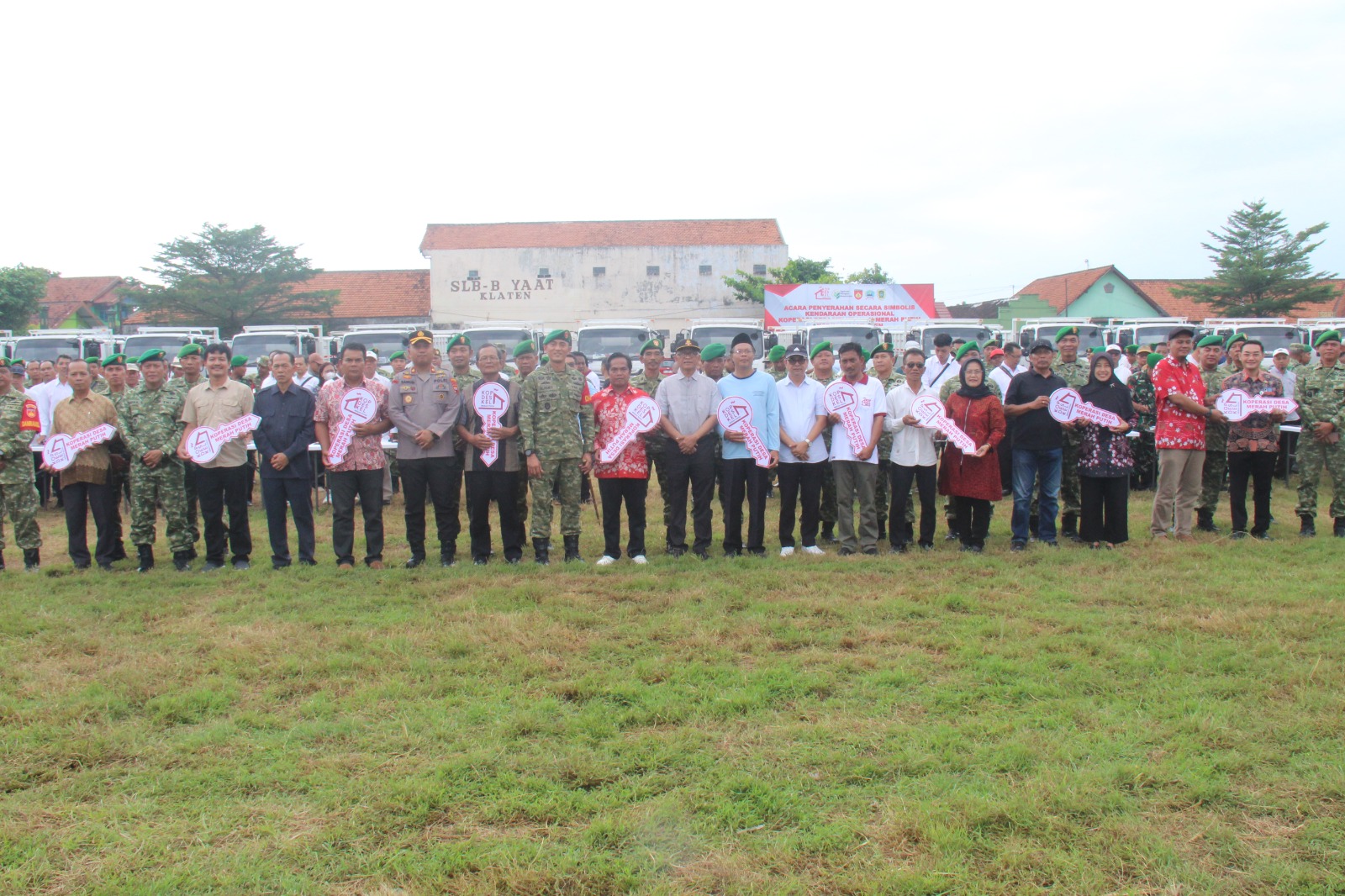 Kodim Klaten Bersama Forkopimda Serahkan 90 Truk Dan 180 Kendaraan Roda Tiga, Perkuat Koperasi Desa Merah Putih Di Klaten