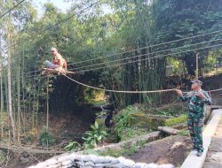 Pemasangan Hanger Pengait Jembatan Gantung Garuda Di Desa Kranggan Terus Dikebut