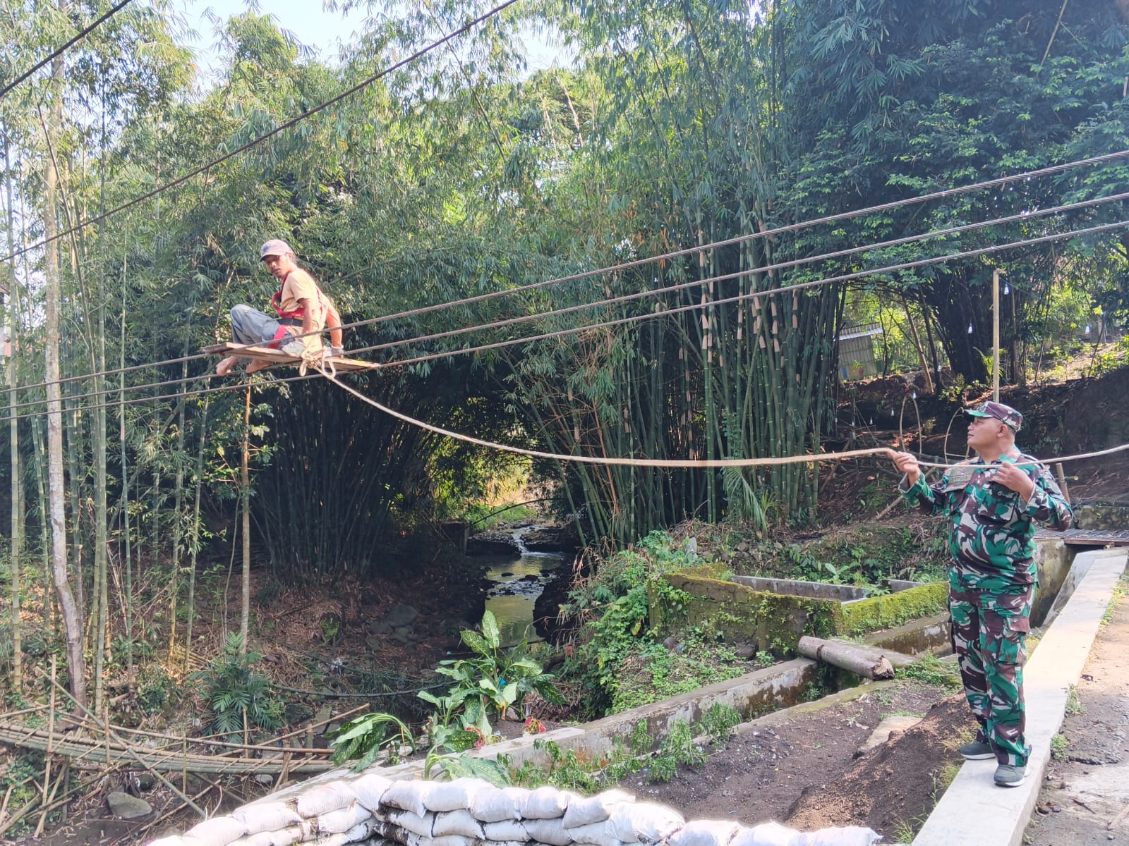 Pemasangan Hanger Pengait Jembatan Gantung Garuda Di Desa Kranggan Terus Dikebut