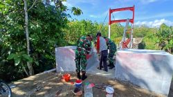 Anggota Koramil 19/Trucuk Bersama Warga Cat Jembatan Gantung Garuda