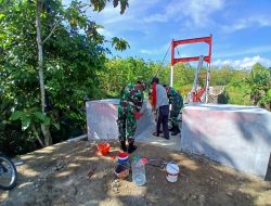 Anggota Koramil 19/Trucuk Bersama Warga Cat Jembatan Gantung Garuda