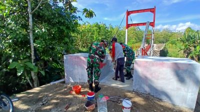 Anggota Koramil 19/Trucuk Bersama Warga Cat Jembatan Gantung Garuda