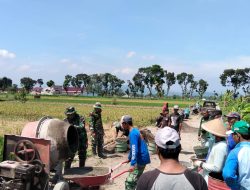 Gotong Royong TNI-Rakyat Warnai Pengecoran Jalan TMMD Di Desa Solodiran