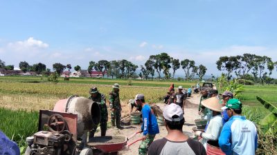 Gotong Royong TNI-Rakyat Warnai Pengecoran Jalan TMMD Di Desa Solodiran