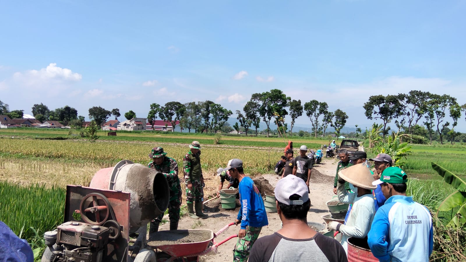 Gotong Royong TNI-Rakyat Warnai Pengecoran Jalan TMMD Di Desa Solodiran