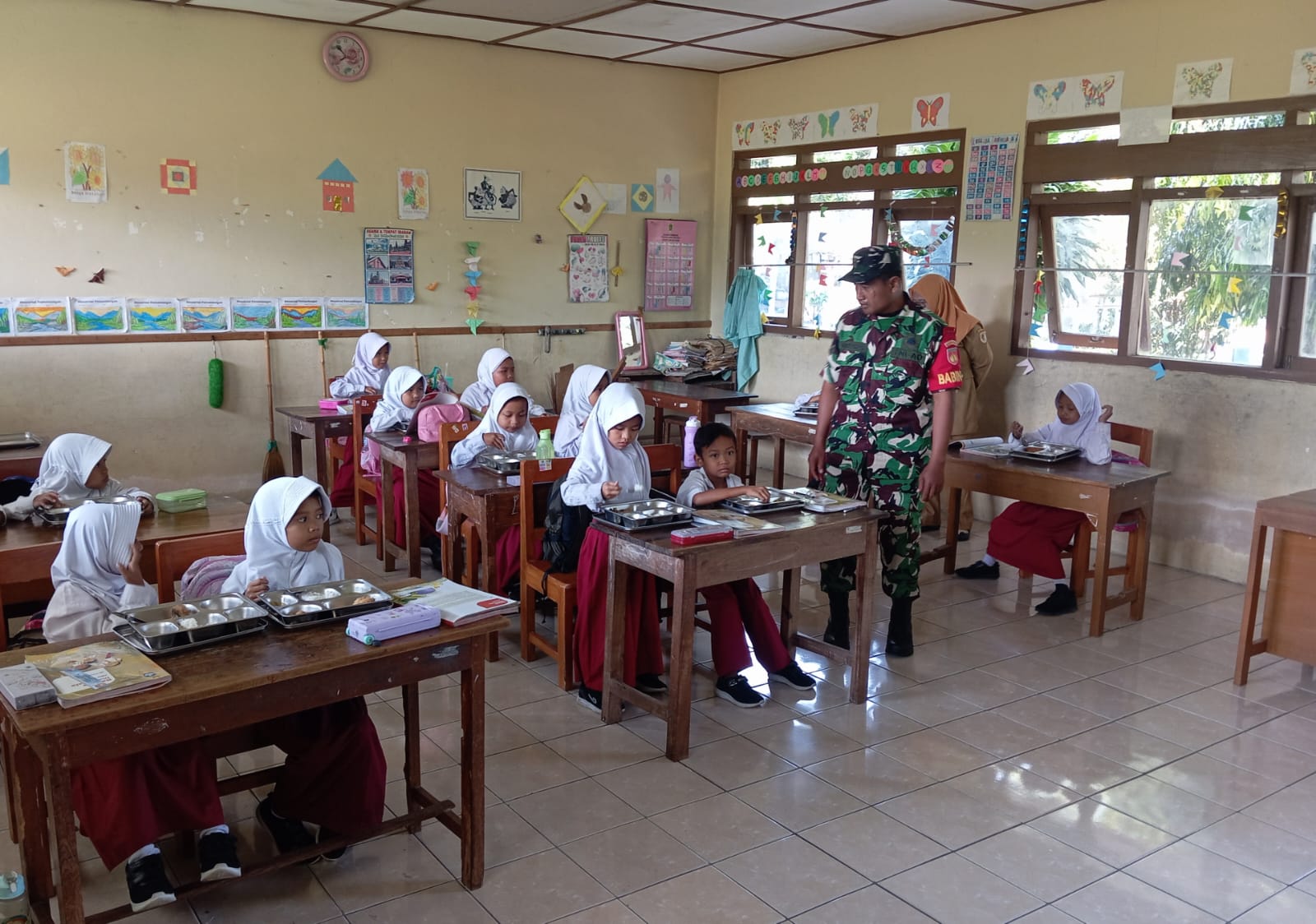 Babinsa Kodim 0723/Klaten Monitoring Program Makan Bergizi Gratis Di Sekolah Wilayah Binaan