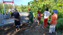Warga Dan TNI Gotong Royong Ratakan Jalan Menuju Jembatan Garuda Di Karangpakel