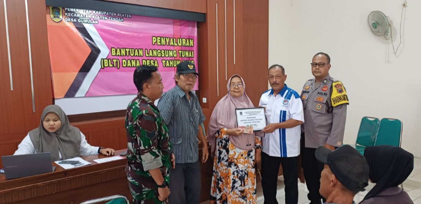 Babinsa Desa Gumulan Amankan Penyaluran BLT Dana Desa Tahap V Tahun 2026