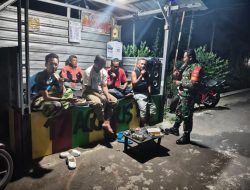 Babinsa Koramil 16/Tulung Sambangi Poskamling, Perkuat Kewaspadaan Dan Kekompakan Warga