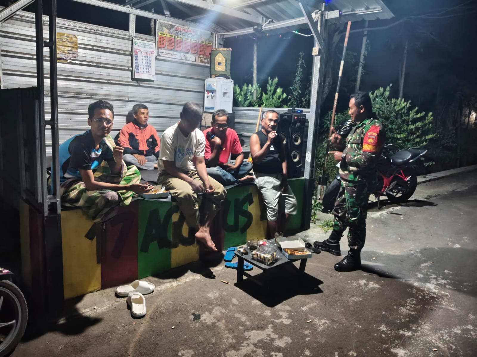Babinsa Koramil 16/Tulung Sambangi Poskamling, Perkuat Kewaspadaan Dan Kekompakan Warga