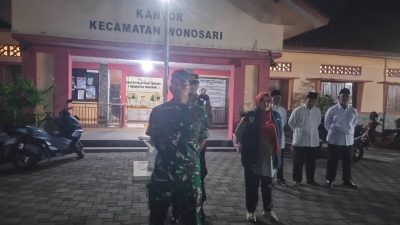 TNI Bersama Komponen Pendukung Tingkatkan Pengawasan Wilayah Melalui Patroli Malam TNI Bersama Komponen Pendukung Tingkatkan Pengawasan Wilayah Melalui Patroli Malam