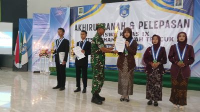 TNI Hadir Dukung Pendidikan, Danramil 19/Trucuk Ikuti Pelepasan Siswa MTs Muhammadiyah Trucuk TNI Hadir Dukung Pendidikan, Danramil 19/Trucuk Ikuti Pelepasan Siswa MTs Muhammadiyah Trucuk