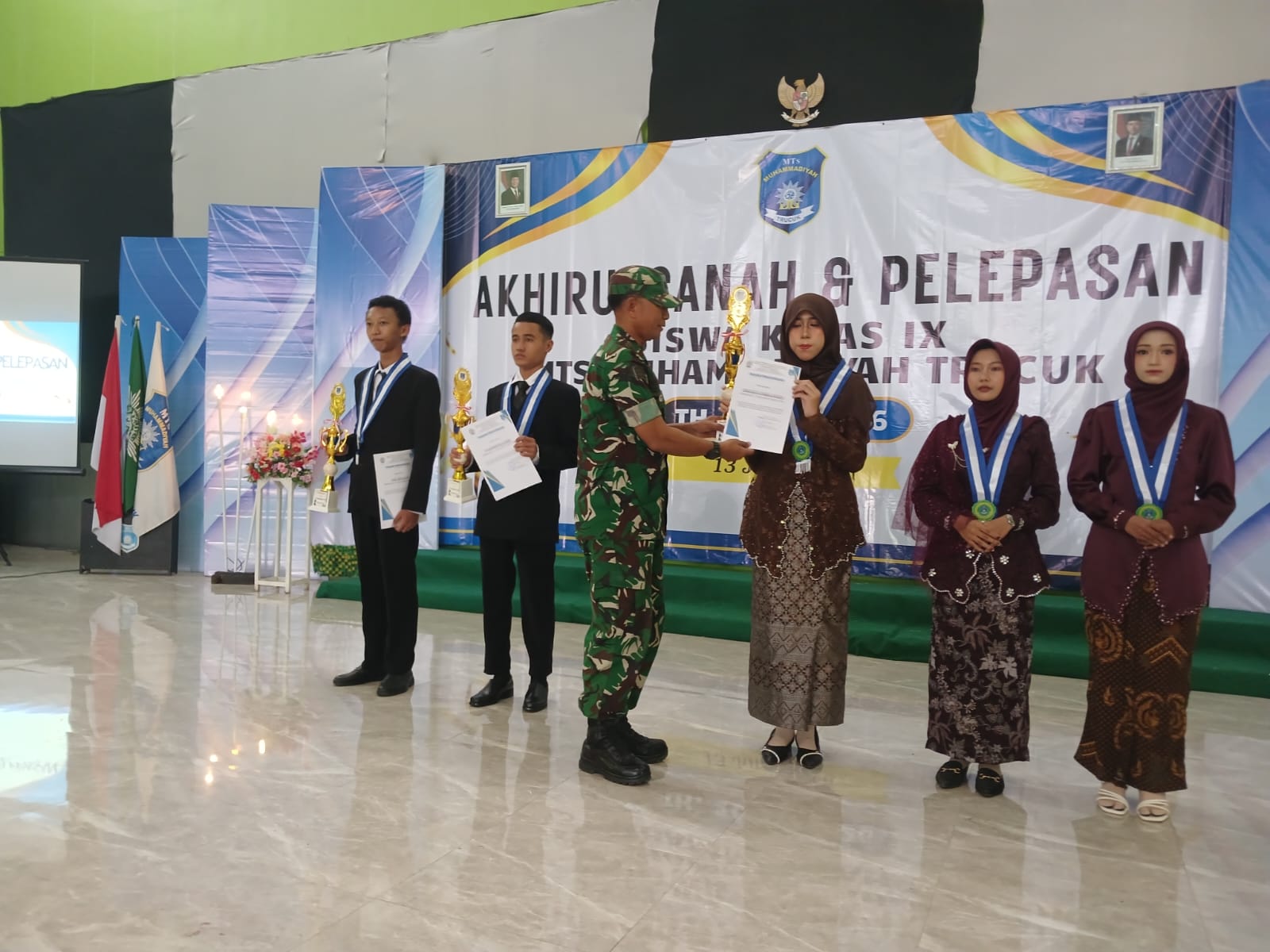 TNI Hadir Dukung Pendidikan, Danramil 19/Trucuk Ikuti Pelepasan Siswa MTs Muhammadiyah Trucuk