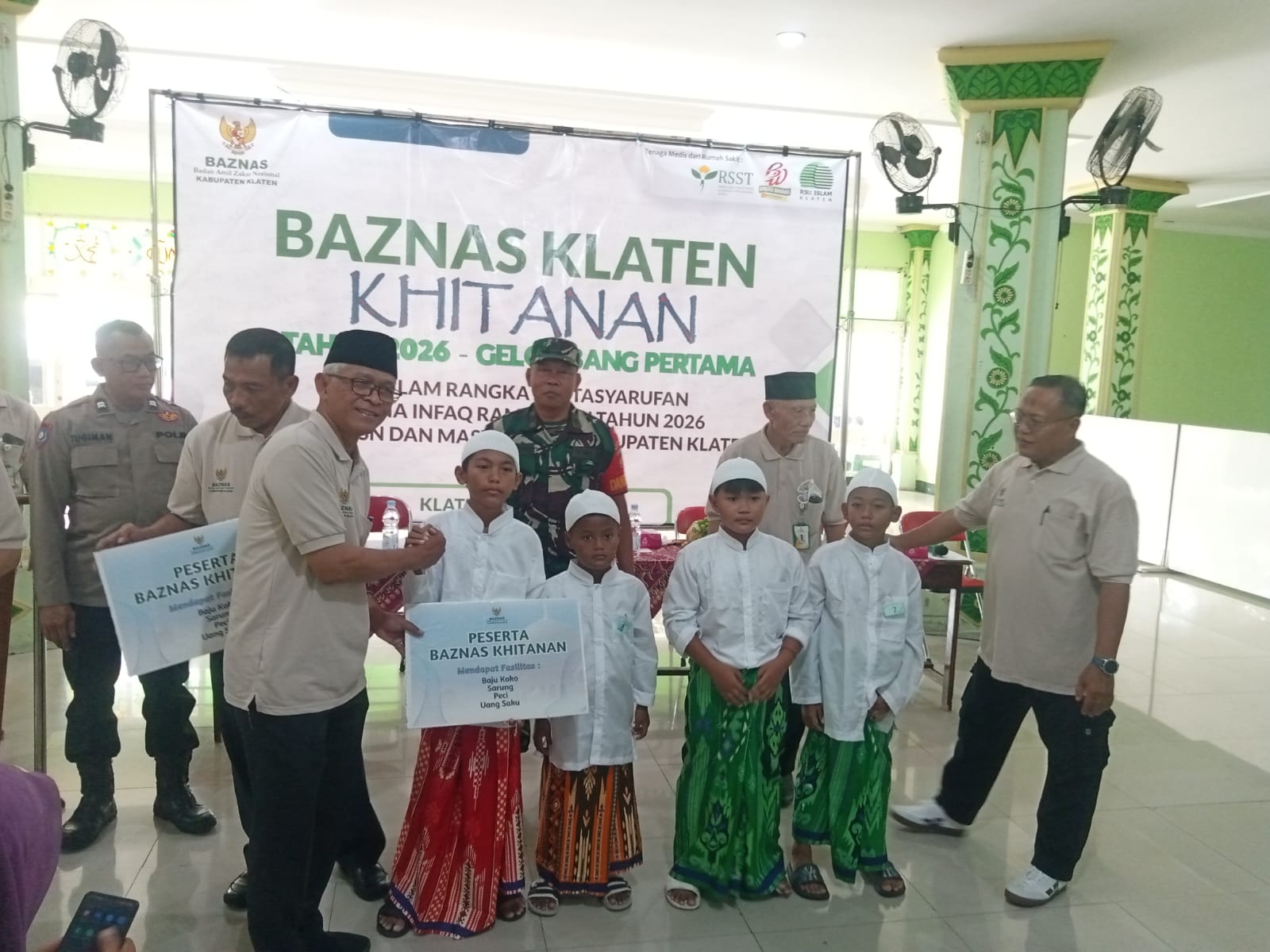 Danramil 01/Kota Hadiri Pentasyarufan Dana Infaq Ramadhan Melalui Khitanan Massal BAZNAS