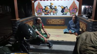 Babinsa Tlogowatu Sambangi Pos Kamling, Perkuat Sinergi Warga Jaga Keamanan Lingkungan