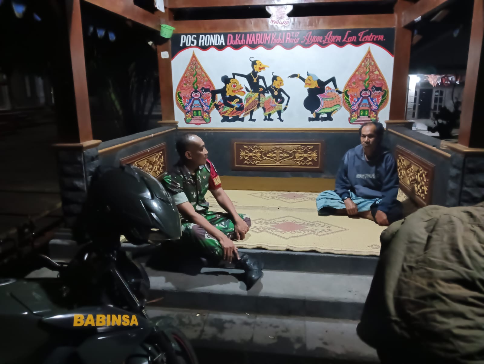 Babinsa Tlogowatu Sambangi Pos Kamling, Perkuat Sinergi Warga Jaga Keamanan Lingkungan