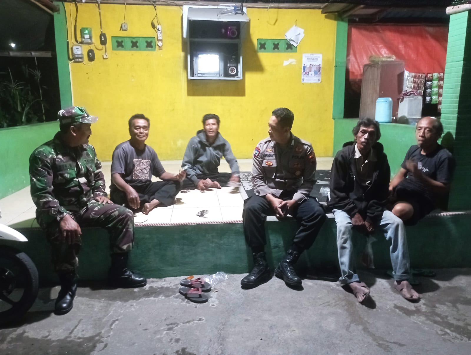 Babinsa dan Bhabinkamtibmas Intensifkan Patroli Wilayah, Perkuat Kamtibmas Di Desa Ngaren