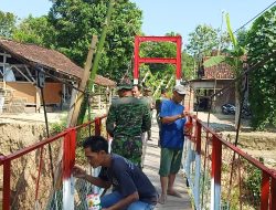 TNI Dan Warga Gotong Royong Cat Jembatan Gantung Garuda, Wujud Nyata Kemanunggalan Di Bayat