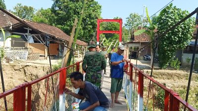 TNI Dan Warga Gotong Royong Cat Jembatan Gantung Garuda, Wujud Nyata Kemanunggalan Di Bayat