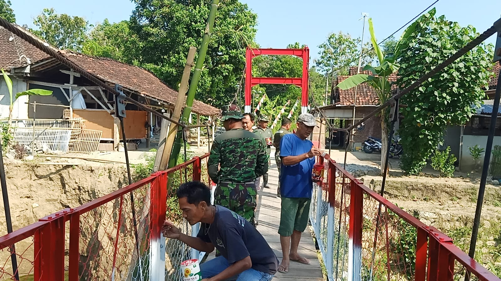 TNI Dan Warga Gotong Royong Cat Jembatan Gantung Garuda, Wujud Nyata Kemanunggalan Di Bayat