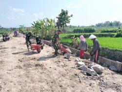 Pembangunan Talud Di Dukuh Gondangan, Babinsa Koramil 11/Karangnongko Karya Bakti Bersama Warga