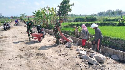 Pembangunan Talud Di Dukuh Gondangan, Babinsa Koramil 11/Karangnongko Laksanakan Karya Bakti Bersama Warga