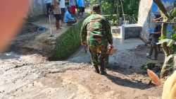 Babinsa Koramil 12/Manisrenggo Bersama Warga Gotong Royong Betonisasi Jalan Menuju Jembatan Gantung Garuda Babinsa Koramil 12/Manisrenggo Bersama Warga Gotong Royong Betonisasi Jalan Menuju Jembatan Gantung Garuda