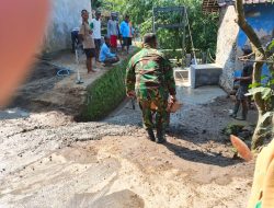 Babinsa Koramil 12/Manisrenggo Bersama Warga Gotong Royong Betonisasi Jalan Menuju Jembatan Gantung Garuda