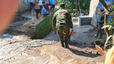 Babinsa Koramil 12/Manisrenggo Bersama Warga Gotong Royong Betonisasi Jalan Menuju Jembatan Gantung Garuda Babinsa Koramil 12/Manisrenggo Bersama Warga Gotong Royong Betonisasi Jalan Menuju Jembatan Gantung Garuda