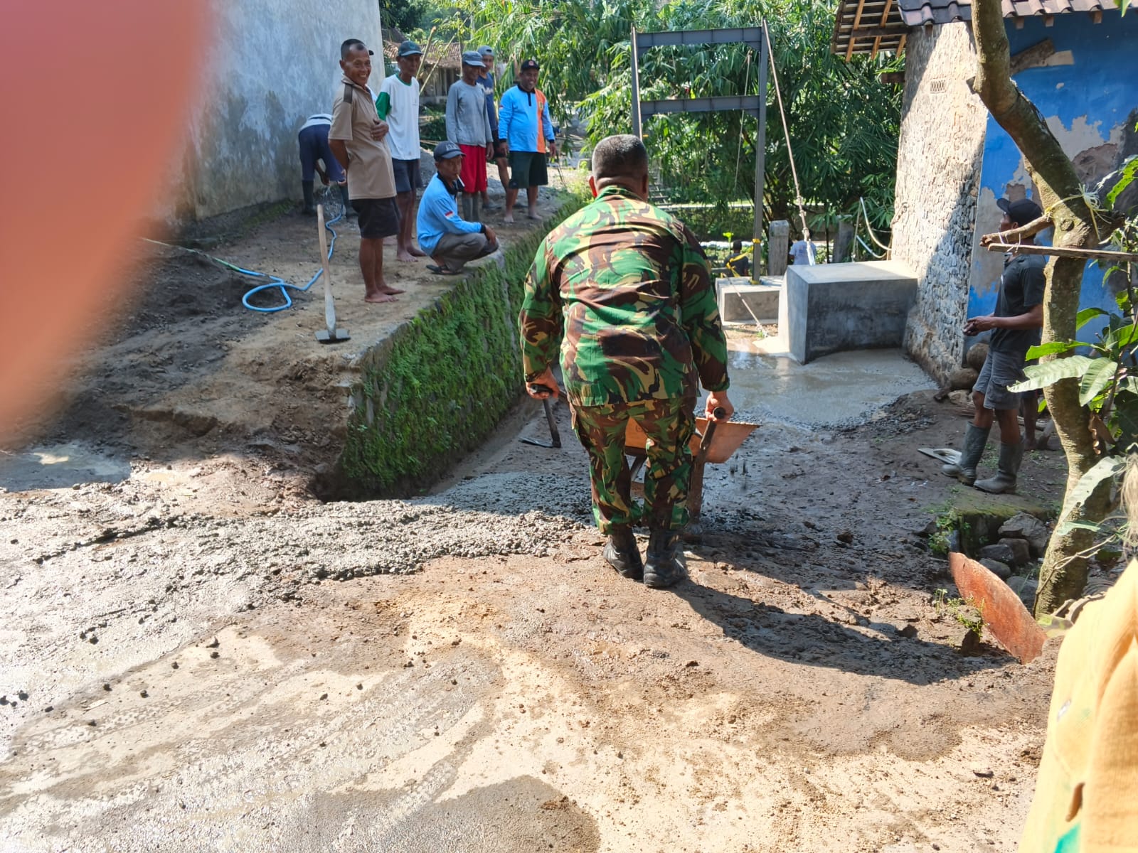 Babinsa Koramil 12/Manisrenggo Bersama Warga Gotong Royong Betonisasi Jalan Menuju Jembatan Gantung Garuda