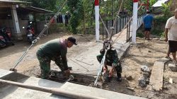 Koramil 18/Bayat Bersama Warga Percepat Pekerjaan Jembatan Gantung Garuda
