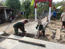 Koramil 18/Bayat Bersama Warga Percepat Pekerjaan Jembatan Gantung Garuda