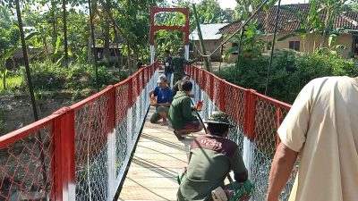 Jembatan Gantung Garuda Berhias Merah Putih, Koramil Bayat Dan Warga Perkuat Semangat Gotong Royong