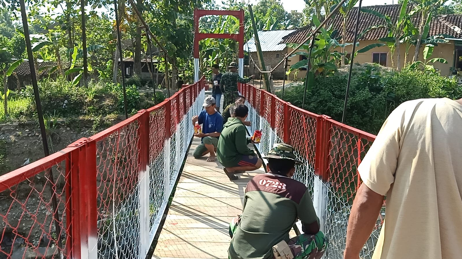 Jembatan Gantung Garuda Berhias Merah Putih, Koramil Bayat Dan Warga Perkuat Semangat Gotong Royong