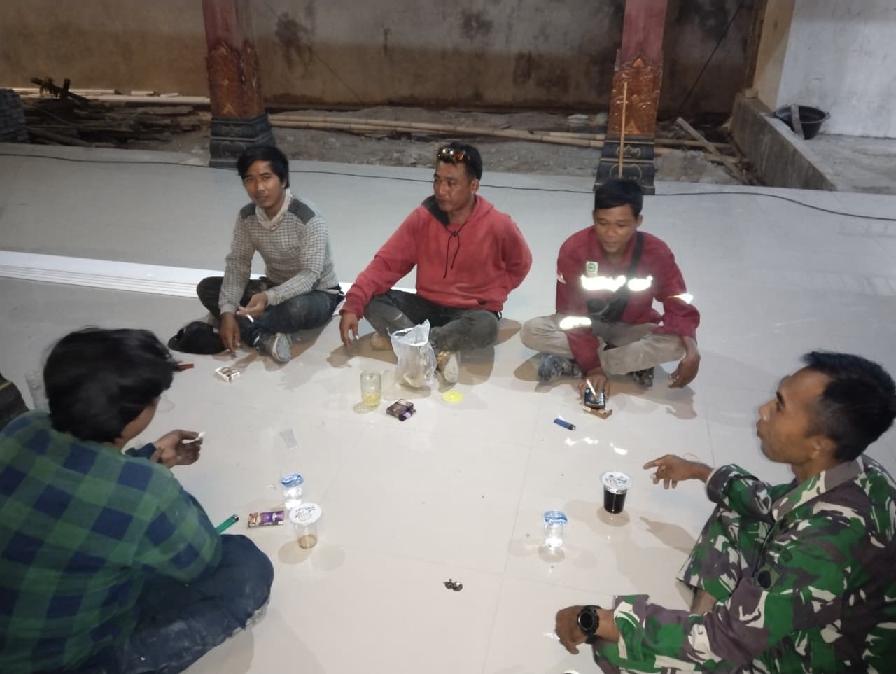 Babinsa Gemampir Lakukan Patroli Malam Dan Komsos, Ajak Warga Perkuat Keamanan Lingkungan