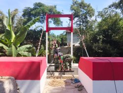 Babinsa Koramil 12/Manisrenggo Bersama Warga Pasang Ring Kawat Jembatan Gantung Garuda, Perkuat Akses Mobilitas 1.200 Jiwa