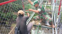 Pemasangan Ram Kawat Jembatan Gantung Garuda Di Desa Kranggan Dikebut