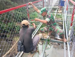Pemasangan Ram Kawat Jembatan Gantung Garuda Di Desa Kranggan Dikebut