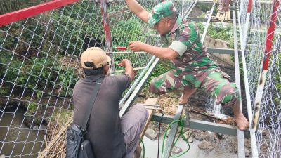 Pemasangan Ram Kawat Jembatan Gantung Garuda Di Desa Kranggan Dikebut