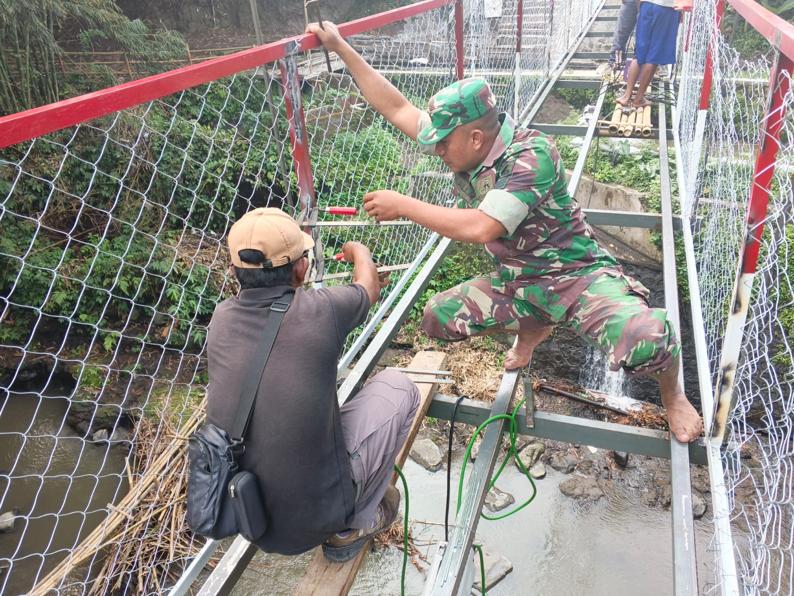 Pemasangan Ram Kawat Jembatan Gantung Garuda Di Desa Kranggan Dikebut