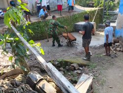 Dukung Akses Infrastruktur Desa, Babinsa Kranggan dan Warga Bahu Membahu Cor Jalan Menuju Jembatan Gantung Garuda