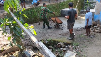 Dukung Akses Infrastruktur Desa, Babinsa Kranggan dan Warga Bahu Membahu Cor Jalan Menuju Jembatan Gantung Garuda Dukung Akses Infrastruktur Desa, Babinsa Kranggan dan Warga Bahu Membahu Cor Jalan Menuju Jembatan Gantung Garuda
