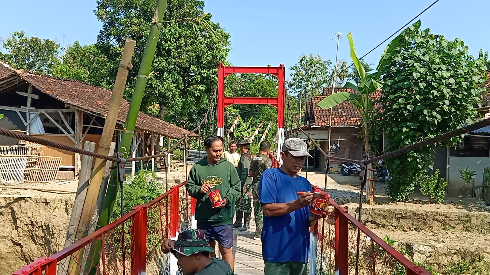 Warna Merah Putih Percantik Jembatan Gantung Garuda, Simbol Kebersamaan TNI Dan Masyarakat