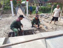 Gotong Royong TNI Dan Masyarakat Percepat Penyelesaian Jembatan Gantung Garuda Di Desa Dukuh