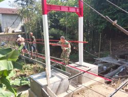 Gotong Royong Pasang Ring Kawat Jembatan Gantung Garuda, Babinsa Dan Warga Wujudkan Infrastruktur Aman Bagi Masyarakat