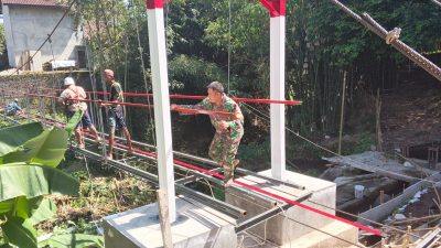 Gotong Royong Pasang Ring Kawat Jembatan Gantung Garuda, Babinsa Dan Warga Wujudkan Infrastruktur Aman Bagi Masyarakat Gotong Royong Pasang Ring Kawat Jembatan Gantung Garuda, Babinsa Dan Warga Wujudkan Infrastruktur Aman Bagi Masyarakat