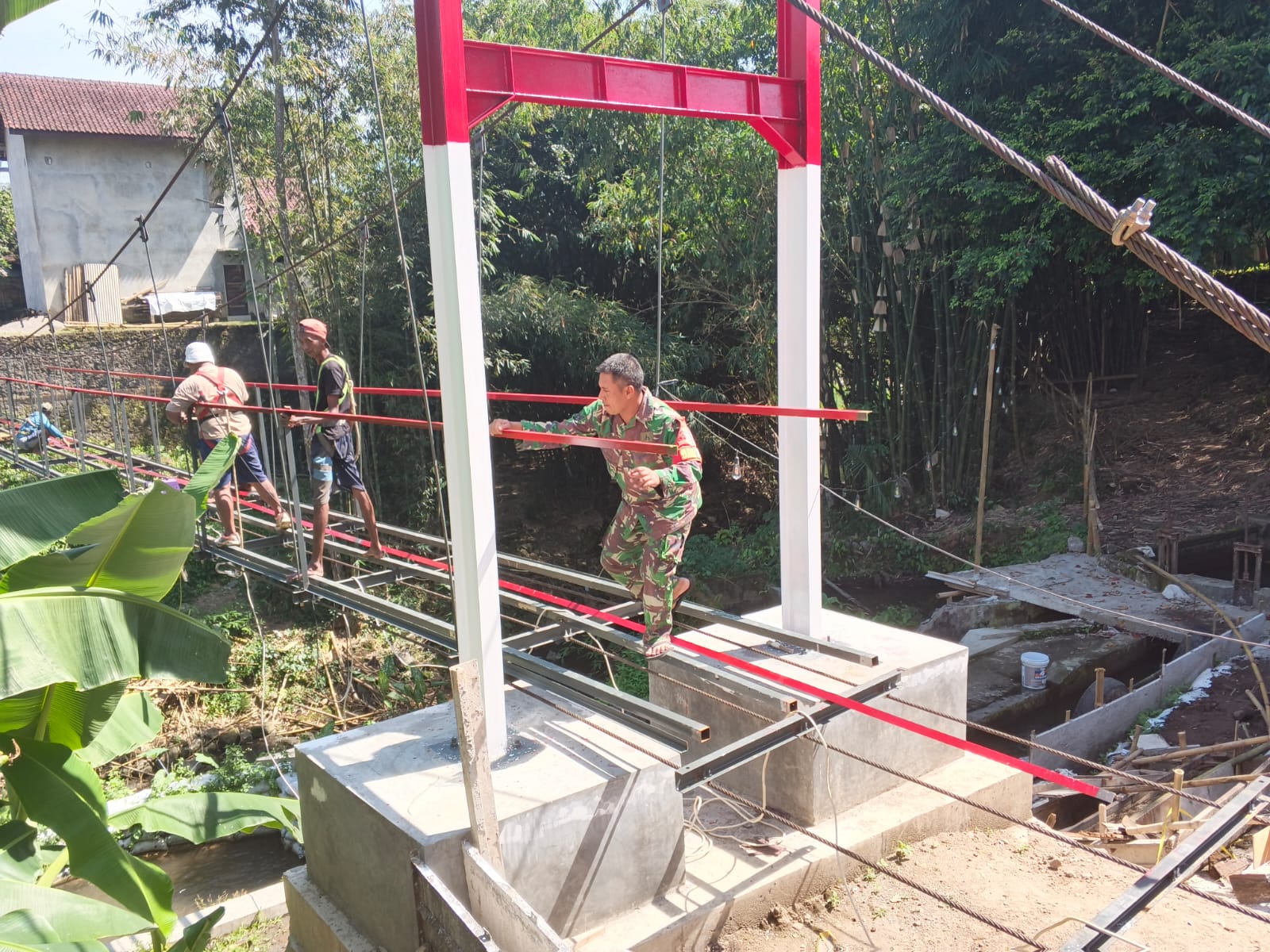 Gotong Royong Pasang Ring Kawat Jembatan Gantung Garuda, Babinsa Dan Warga Wujudkan Infrastruktur Aman Bagi Masyarakat