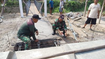Gotong Royong TNI Dan Masyarakat Percepat Penyelesaian Jembatan Gantung Garuda Di Desa Dukuh